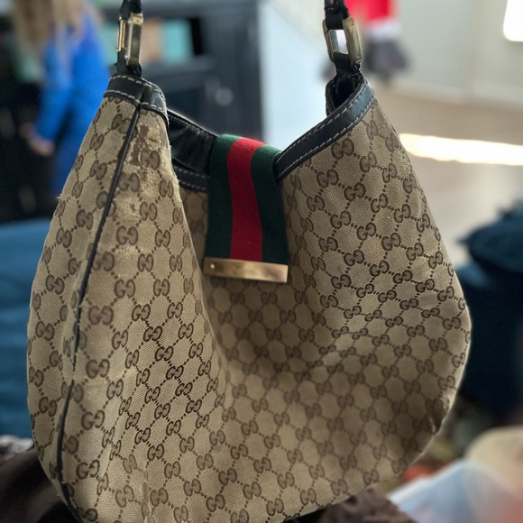 Gucci hobo bag is worn in all four corners otherwise purse is in good condition. - Picture 3 of 13